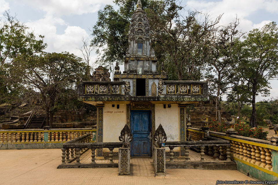 К северу от города Баттамбанга находится Ват Эк Пном (Wat Ek Phnom), 
состоящий из современного храма и руин ангкорской эпохи.
Он занимает площадь 52 м на 49 м и окружен остатками латеритовой стены и древним 
искусственным водным резервуаром.
Рядом с храмом расположена огромная статуя Будды.