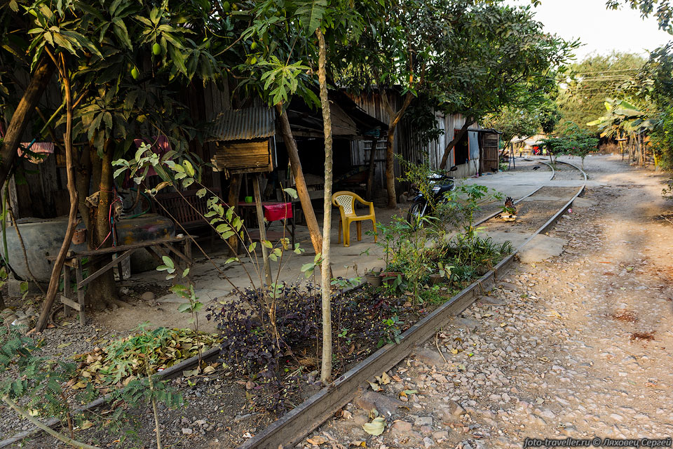 Трущобы в Баттамбанге около заброшенной железнодорожной станции.
Рельсы местные жители используют по своему.