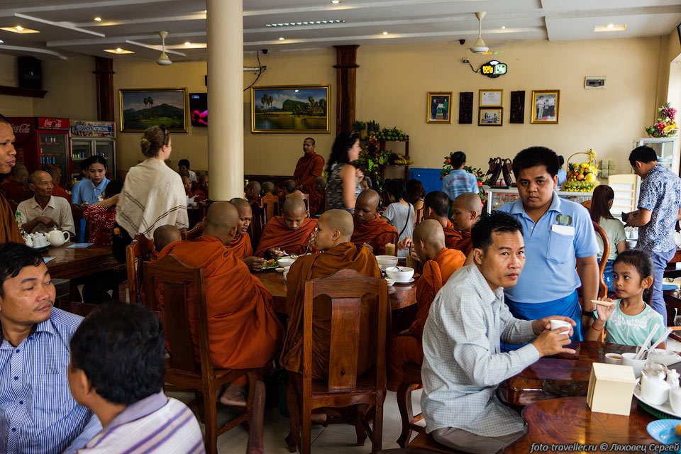 Монахи в ресторане в Баттамбанге. Их тут кормят бесплатно.
Еда в Камбодже и Таиланде недорогая, за 2-4 доллара можно нормально поесть.