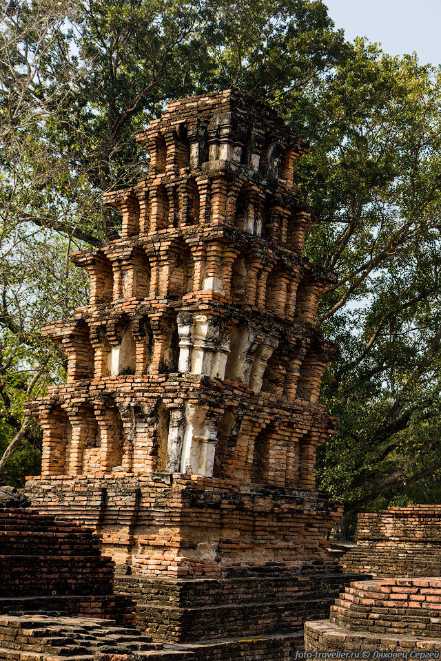 Кирпичная башня в Ват Махатхат