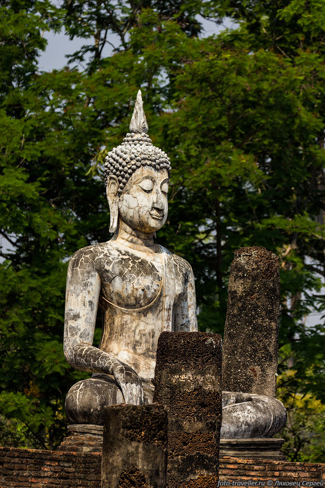 Статуя Будды в Ват Трапанг Нгоен