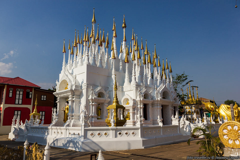 Белые шпили в Ват Понг Сунан (Wat Phong Sunan).