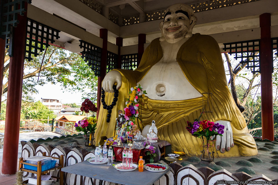 Статуя рядом с храмом Ват Си Бунруанг (Wat Si Bunruang)