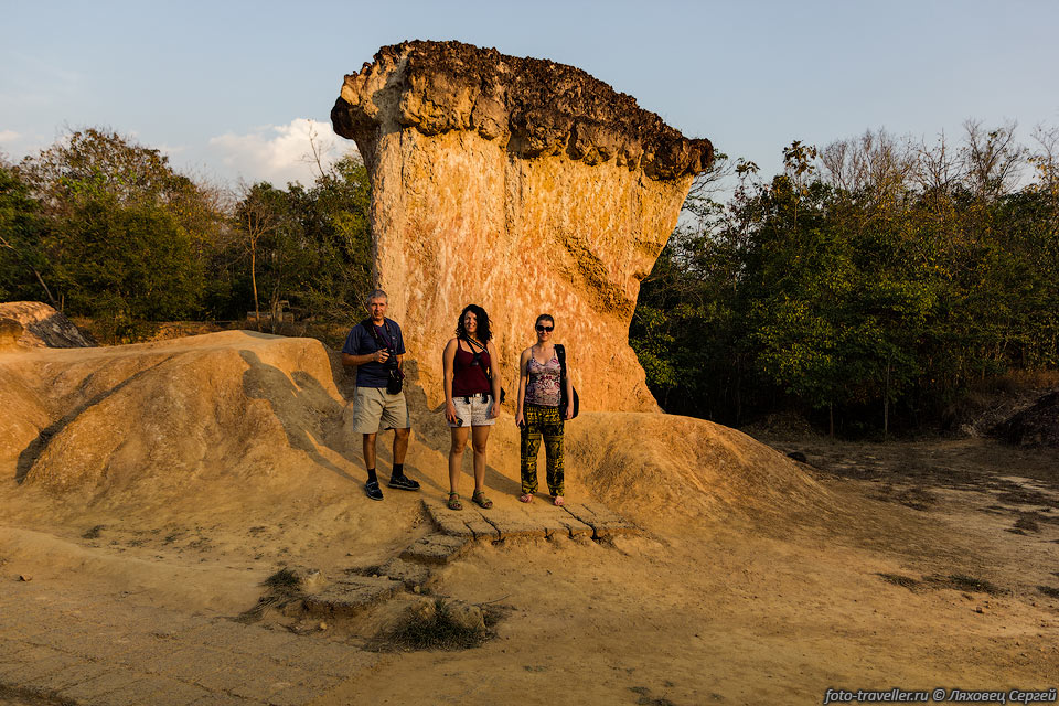 Земляные останцы Пха Муанг Пхи (Phae Mueang Phi).
Название переводится как земля духов или приведений.
В 18 км на северо-восток от Пхрэ находятся так называемые колонны духов.
Это геологическая 
особенность ветровой и почвенной эрозии.
Место сделано провинциальным парком. Есть несколько пешеходных маршрутов и точек 
обзора.