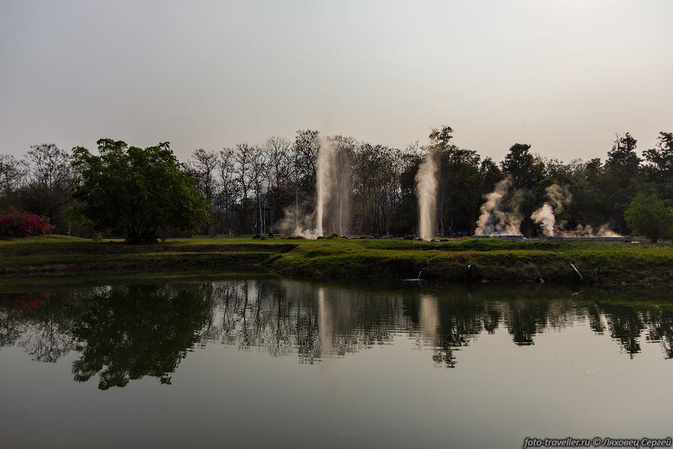 Примерно в 36 км к востоку от Чианг Мая находятся горячие источники 
Сан Кампхенг (San Kamphaeng Hot Springs). 