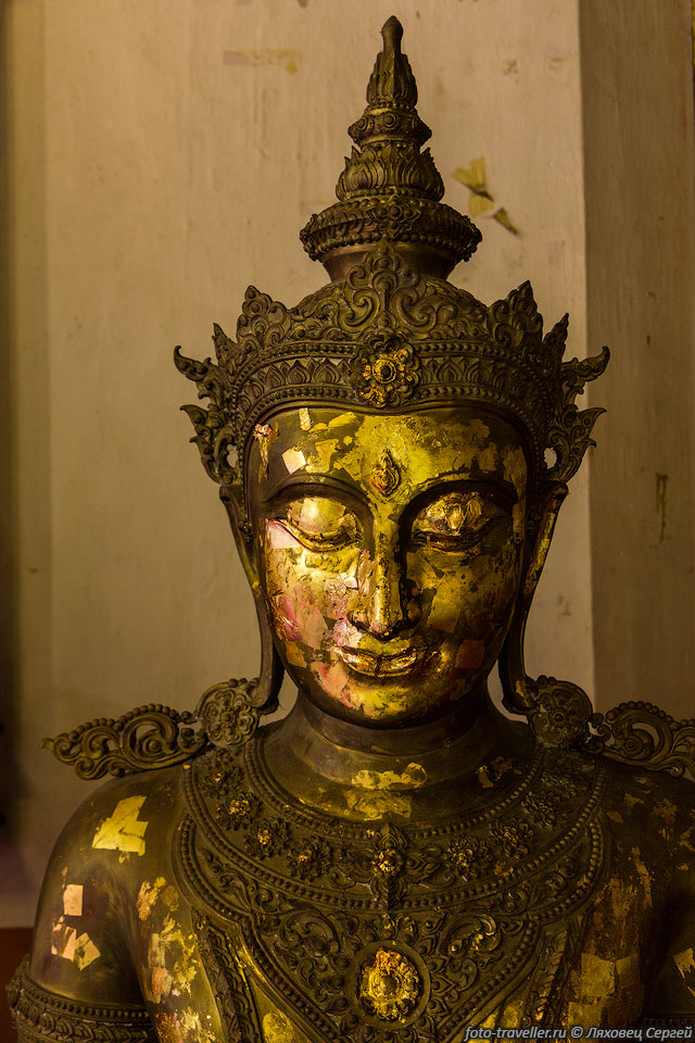Позолоченная статуя Будды в Ват Пхра Сингх.
В Чианг Мае имеется около 300 буддийских храмов.