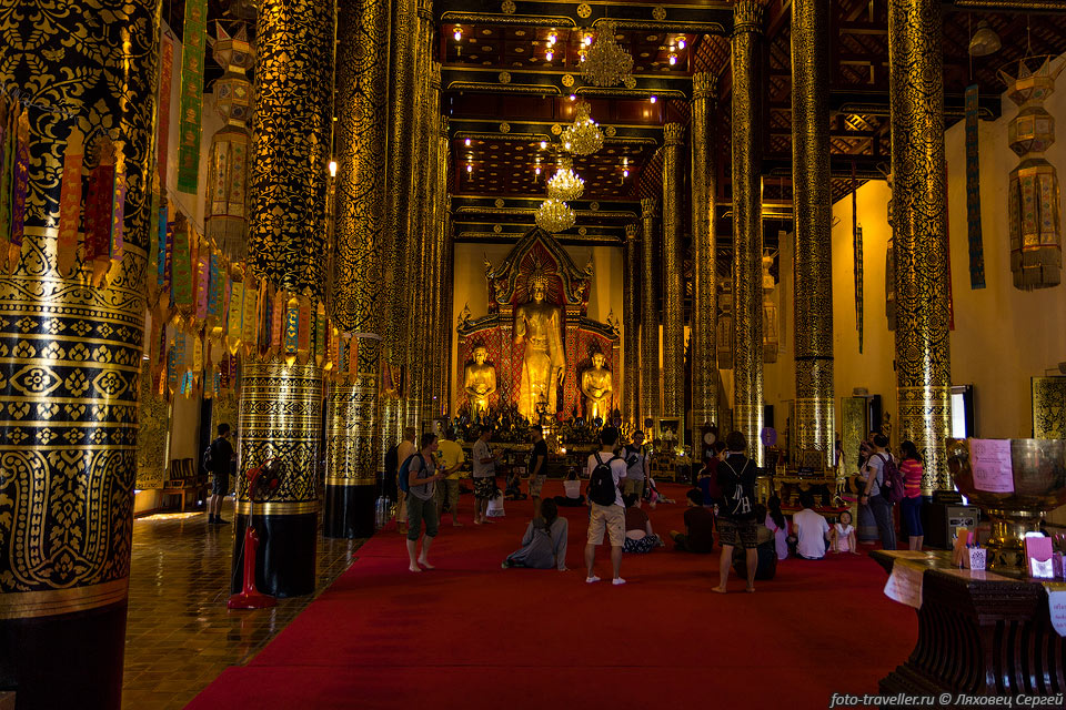 Внутри одного из храмов Ват Чеди Луанг (Wat Chedi Luang, Храм 
Большой Ступы).