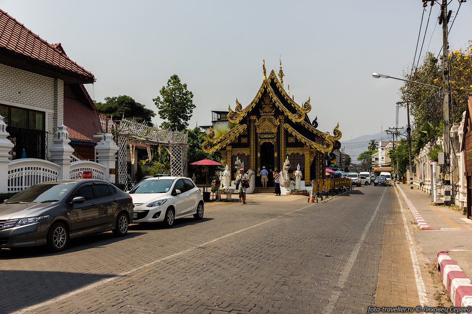 Храм Ват Интакхин Садуемуанг (Wat Inthakhin Saduemuang) построен 
в 1296 году.
Название храма дословно переводится как "пуп города".