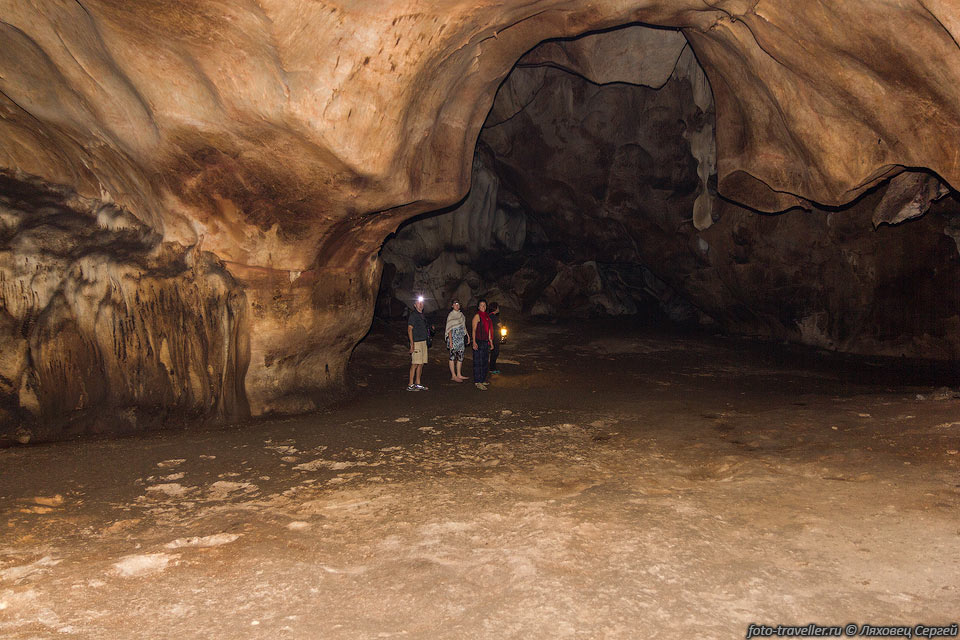 Пещера Ват Чианг Дао (Wat Tham Chiang Dao) - это буддистский храм, 
расположенный возле и внутри пещеры.
