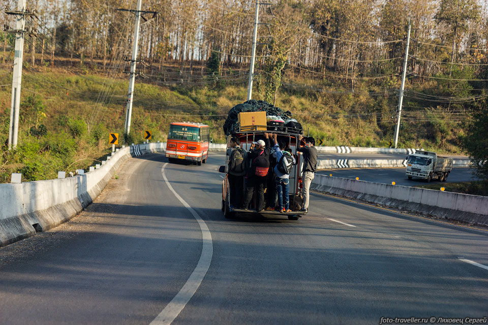 Таиланд - самая крупная страна, которая граничит со странами,
где движение транспорта осуществляется по противоположной полосе дороги.
В Таиланде левостороннее движение, но 90% его границ со странами, где движение правостороннее.
Дороги в Таиланде очень хорошие, правда, в районе Бангкока много платных.