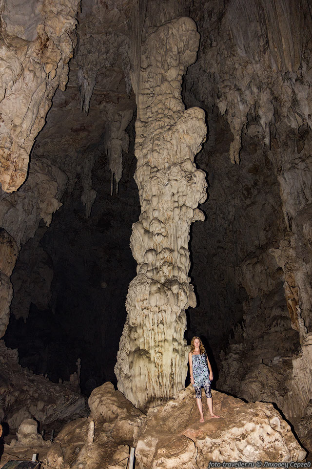 Огромные натечные образования в пещере Тхам Лот.
Из-за мышей и птиц многие полочки завалены гуано.