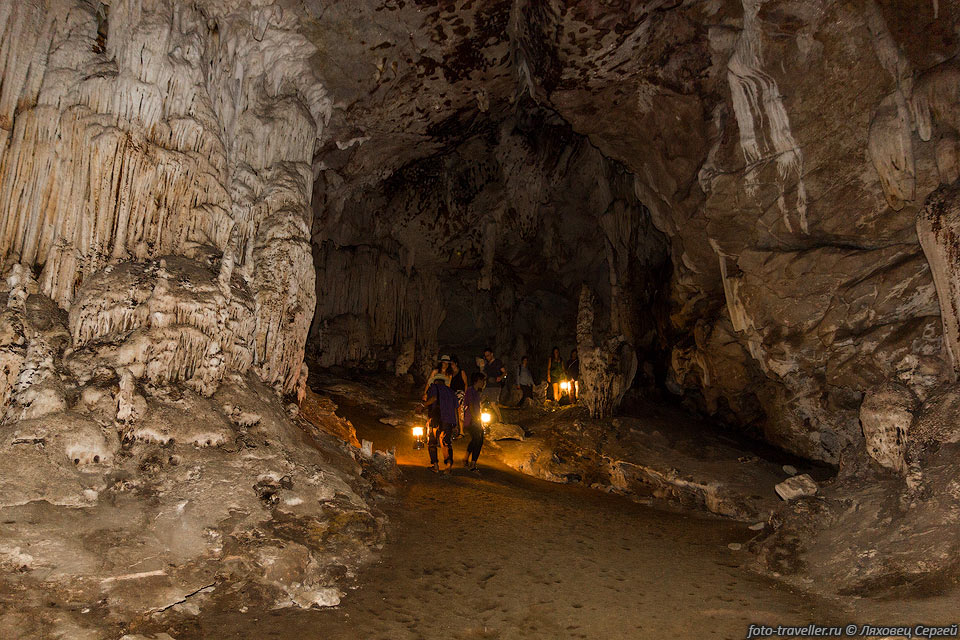 Экскурсия по одному из боковых залов в пещере Тхам Лот