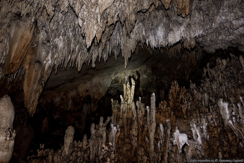 Сталактиты и сталагмиты в пещере Тхам Лот