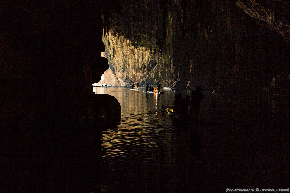 Плывем в по реке Ланг в пещере Тхам Лот