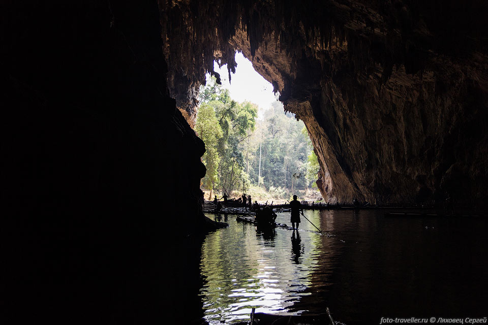 В пещере Тхам Лот где-то есть древние гробы, но к ним почему-то 
наши гиды не водили.