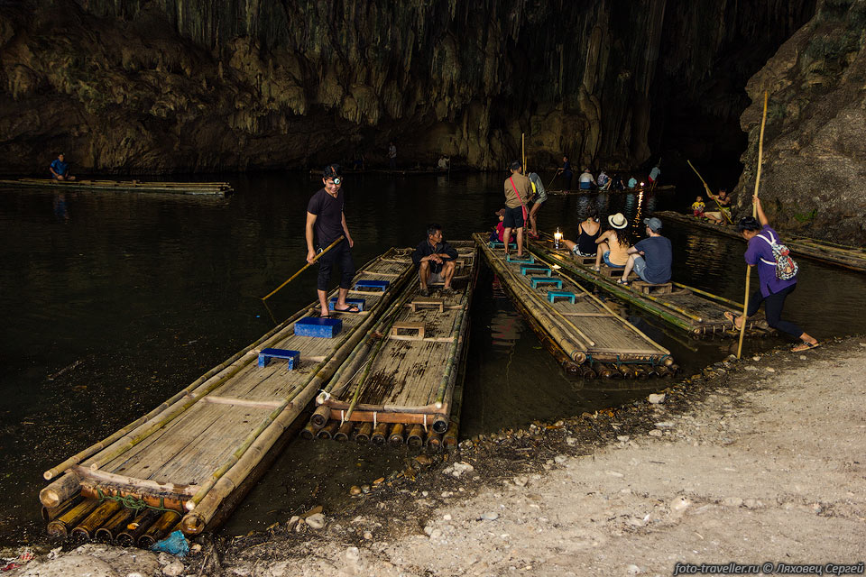 Бамбуковые плоты на причале в пещере у дальнего входа