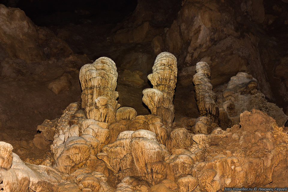 Пещера Тхам Мае Лана имеет вход размером 5х5 м с завалом. 
От входа до Зеленого озера, длинна пути составляет 4,15 км.
Размер прохода в среднем 3-4 м, потолок обычно высоко.