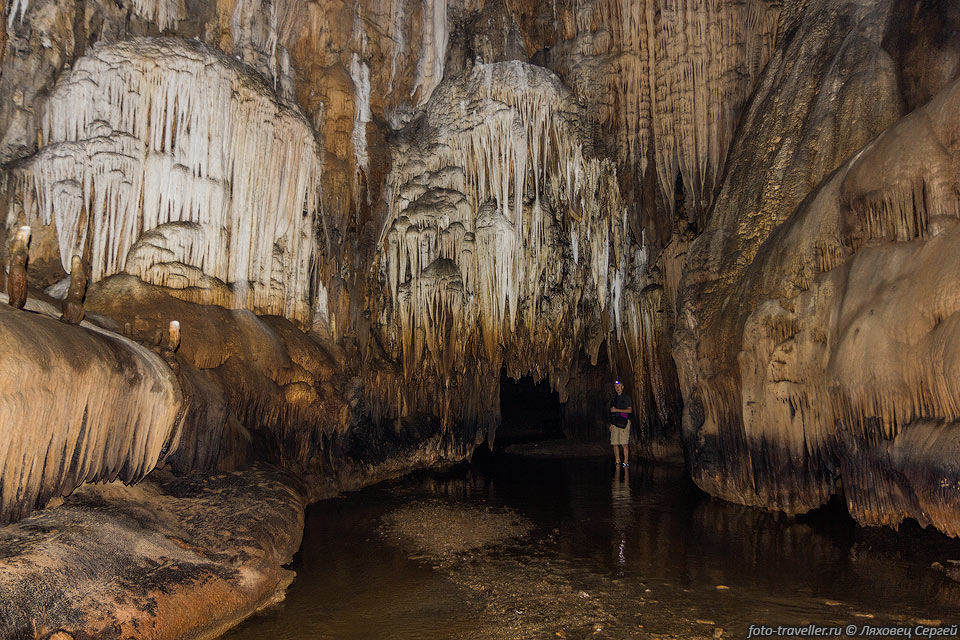 Один из залов с натеками в пещере Мае Лана
