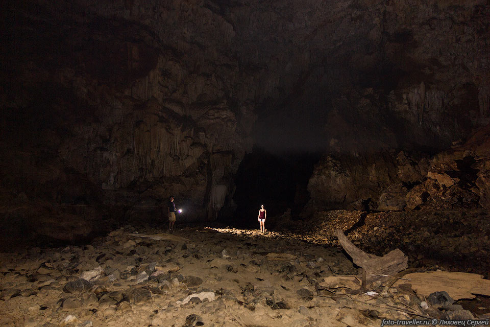 Большой привходовой зал в пещере Мае Лана