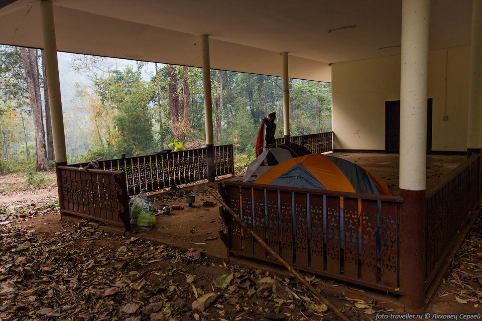 На веранде домиков можно бесплатно переночевать (Лагерь 7).
Все вокруг кишит муравьями и другими насекомыми.