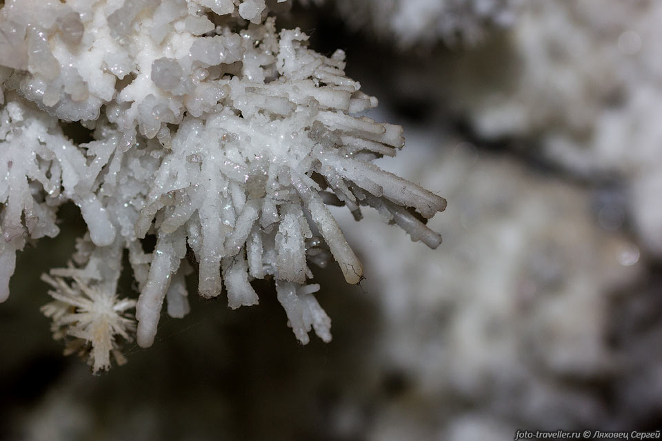 Кристаллы в пещере Кео Комол действительно впечатляющие.
Из-за их близости их легко фотографировать.