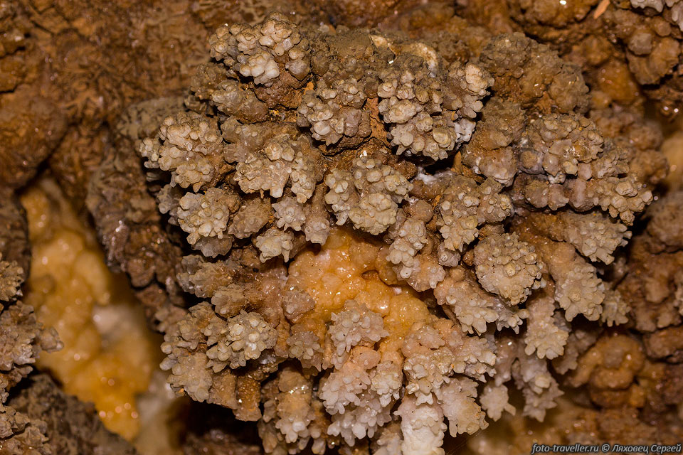 В пещере не только белоснежные кристаллы, а есть еще и с оранжевым 
оттенком