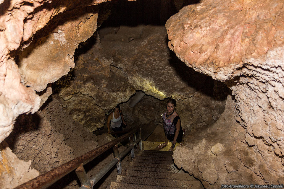 Проходы в пещере Кео Комол довольно узкие