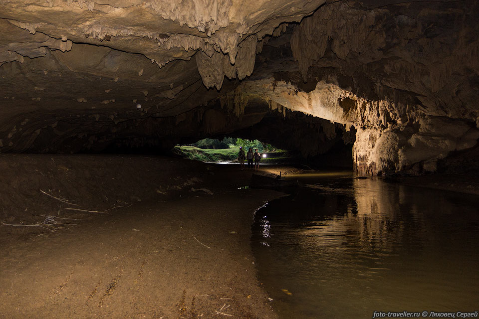 Пещера Мэй Усу когда-то была оборудована, но видимо паводком смыло 
дорожку, которая шла по реке.