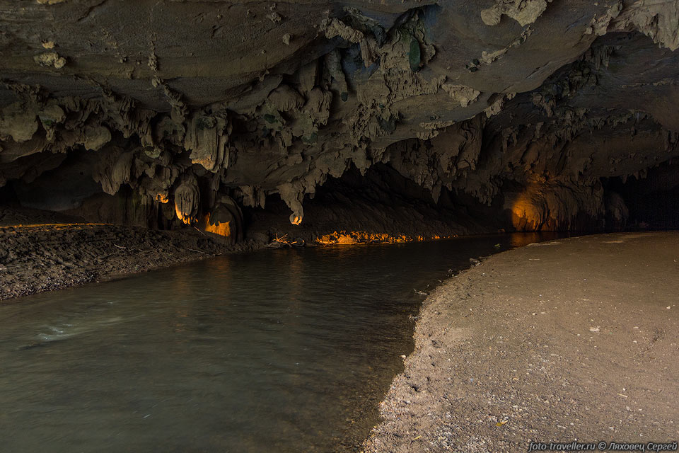 Пишут, что вода в пещере очень теплая, и вероятно, является результатом 
геотермального отопления.
Но тут это по-моему температура обычной реки, никаких аномалий замечено не было.