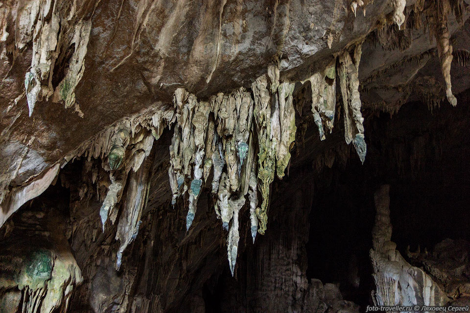 Сталактиты в пещере Мэй Усу