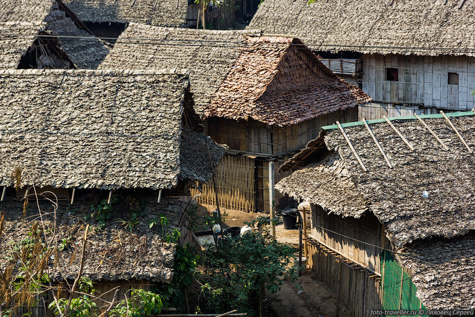 Возле поселка Мэй Ла (Mae La, Мэла) находится резервация с беженцами 
из Бирмы.
Тут проживает около 60 000 бирманских беженцев.
Беженцев выпускают из деревни только по специальным разрешениям. Нас в деревню тоже 
не пустили.