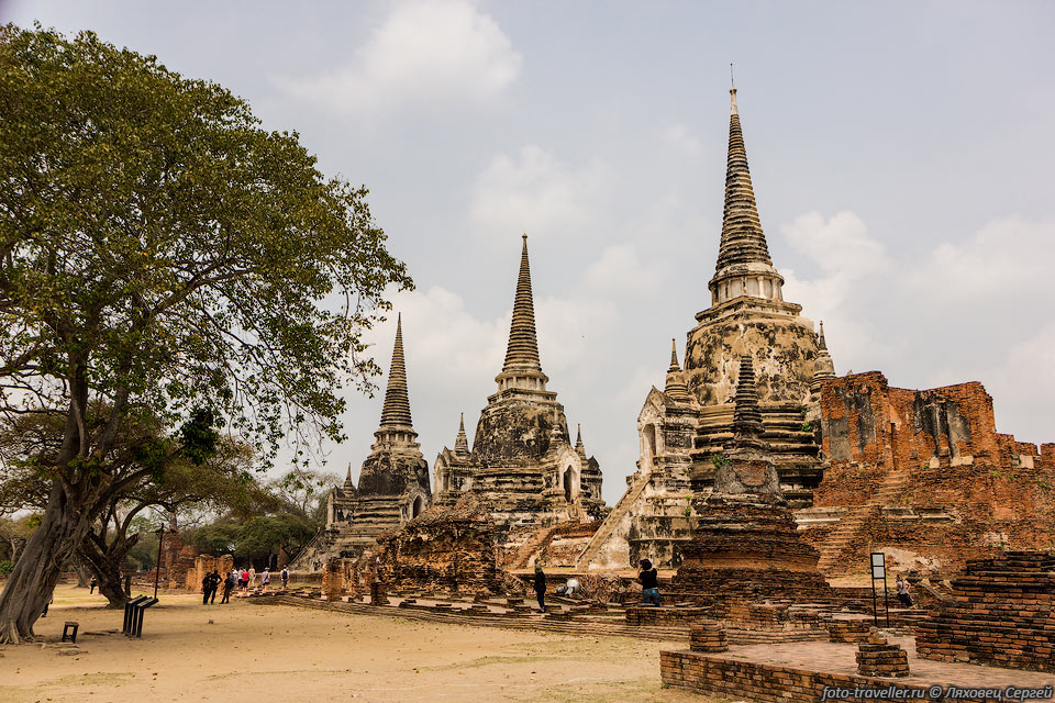 Храм Ват Пхра Си Санпхет (Wat Phra Si Sanphet).
Ват был основан в 1448 году и разрушен при взятии Аюттхаи бирманцами в 1767 году.