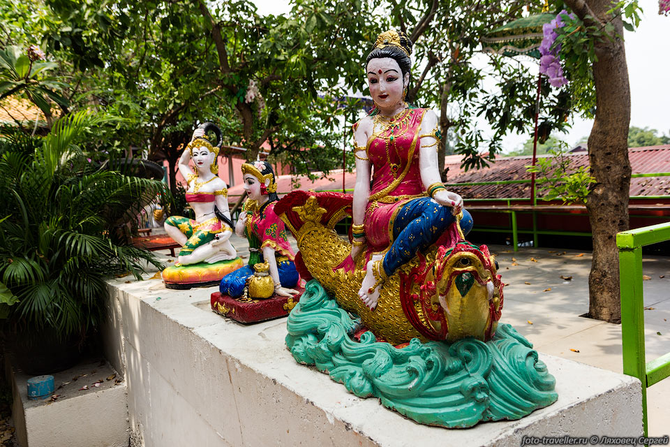 Пишут, что туалеты храма Ват Тха Ка Ронг получили приз "Лучший 
туалет в Таиланде 2006"