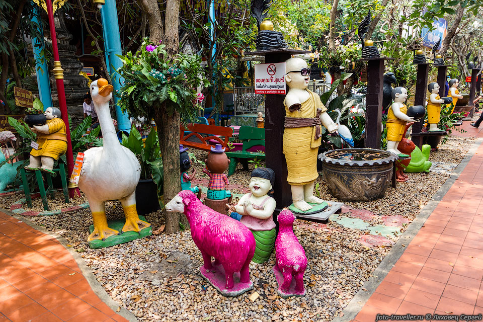 Выглядит храм Ват Тха Ка Ронг довольно смешно - детский сад какой-то