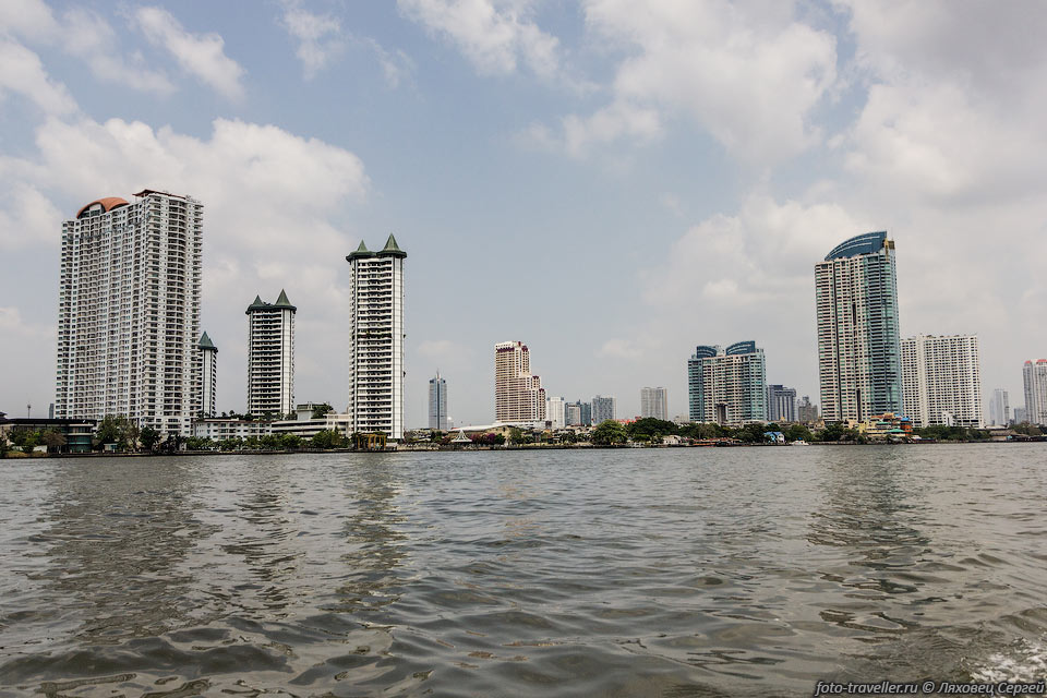 Бангкок расположен возле большой реки, на болотистой местности. 
Тут широко используется водный транспорт.