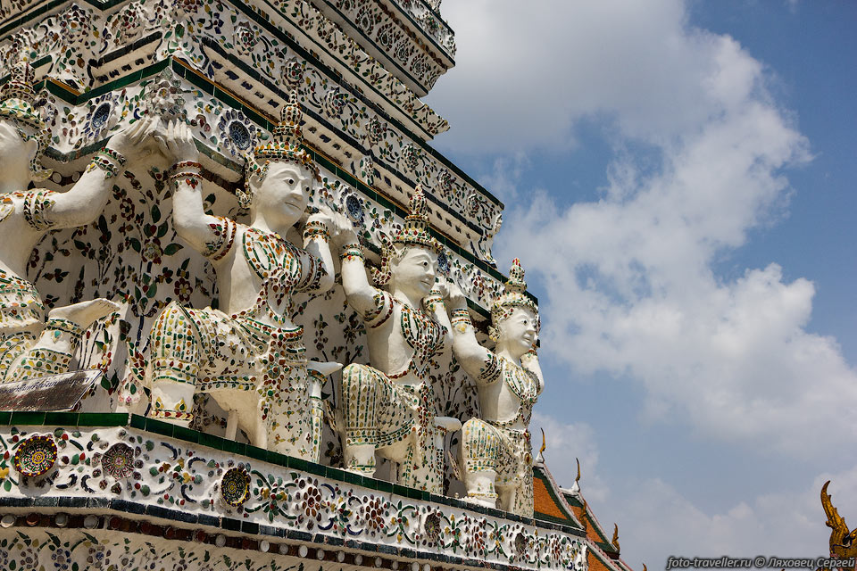 Храм Ват Арун действующий и известен своей высокой прангой.
