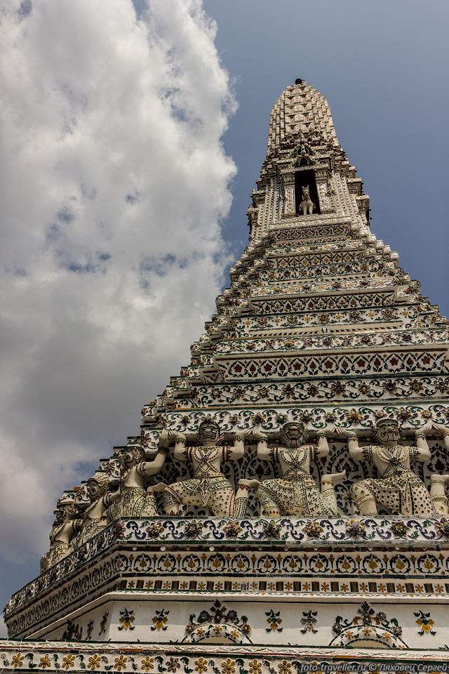 Ват Арун состоит из центральной пранги и 4-х невысоких пагод.
 Главная башня - лучший образец таиландской ступы.