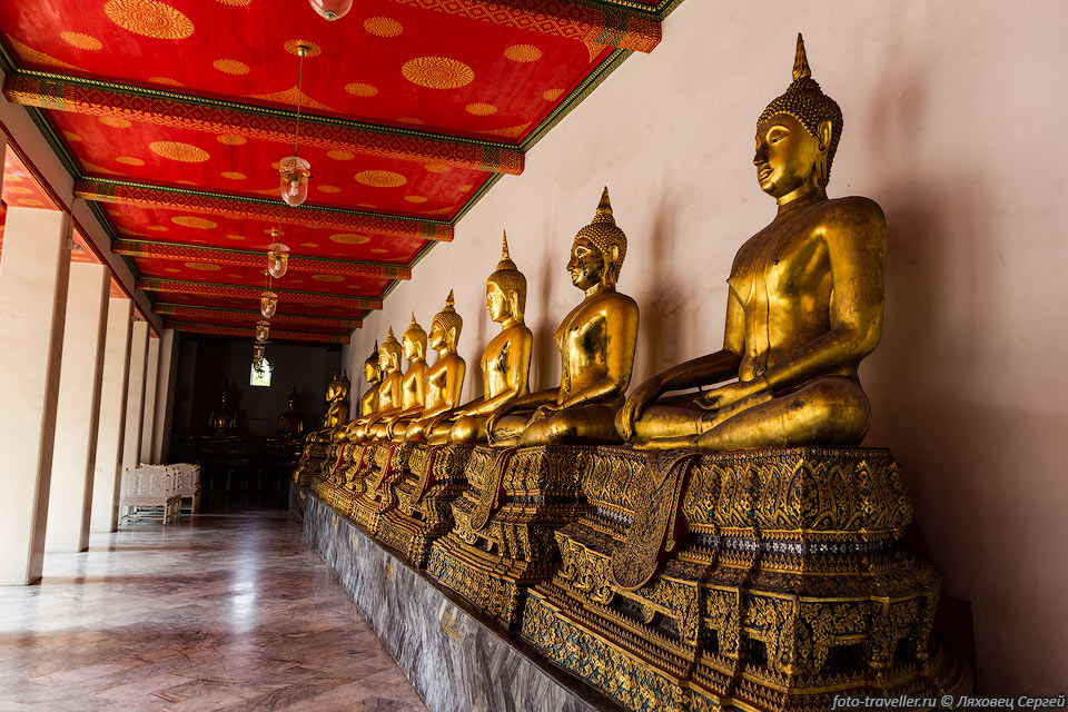 В монастыре хранятся 400 статуй Будды из бронзы.
Весь комплекс занимает площадь более 80000 м2 и является одним из самых 
крупных храмов Таиланда.