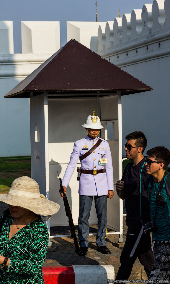 Охранник Большого дворца (Пхрабароммахарадчаванг, Grand Palace, 
Phra Borom Maha Ratcha Wang) в Бангкоке.
Посетить его мы не успели, он рано закрывается.