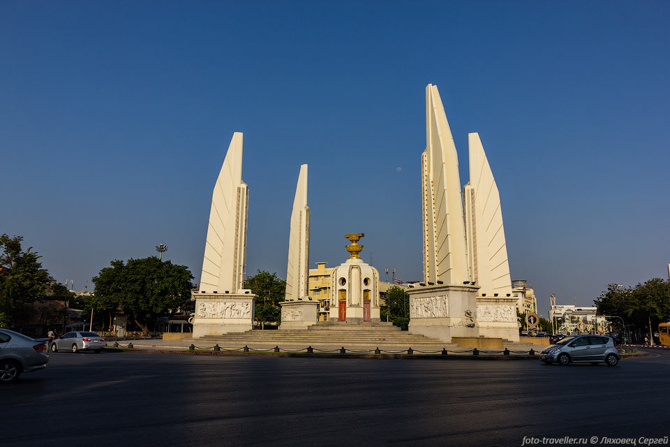 Монумент Демократии (Democracy Monument) в Бангкоке