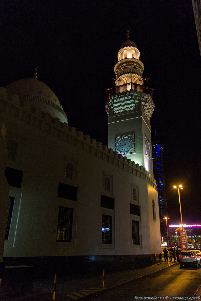 Гуляем по улицам ночного Бахрейна.
Припарковаться в центре города было проблематично даже на платной парковке.