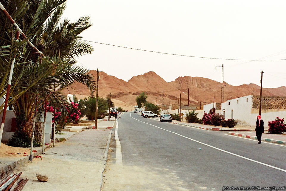 Главная улица в горном оазисе Тамерза. 
Начало моего пешеходного маршрута через горы.