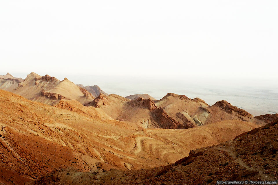 За горами начинается бескрайняя пустыня Сахара. 
Каменная безжизненная равнина, местами с солевой коркой высохшего озера переходит 
за горизонтом в песчаную пустыню с белым песком и дюнами