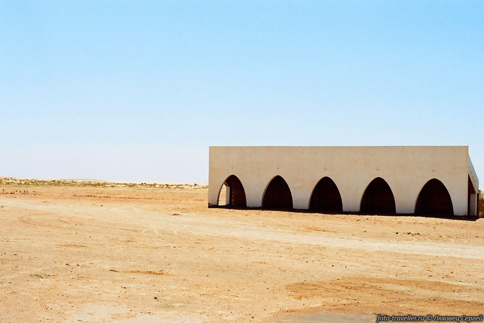 Трибуны для зрителей, которые во время фестиваля Сахары, могут 
наблюдать за различными, 
традиционными для пустыни видами спорта, например такими как гонки на верблюдах