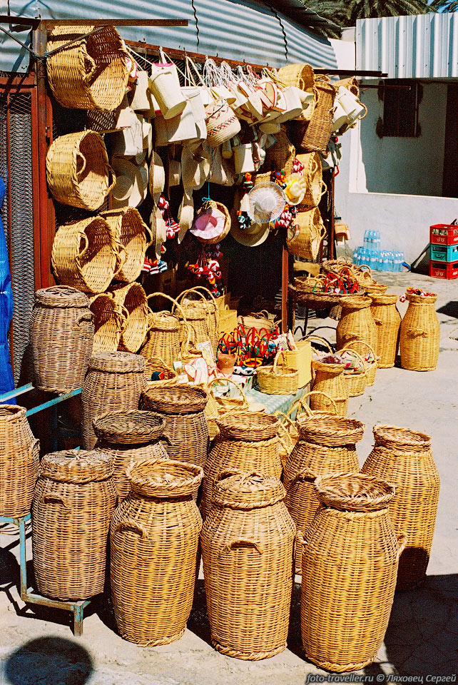 Лавка с плетеными изделиями в городе Габес. 
Габес расположен на краю пустыни и представляет собой оазис из 300 000 пальм.