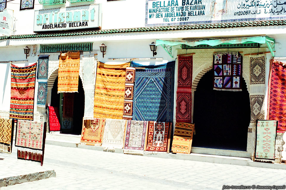 Кайруан является центром производства узелковых ковров.