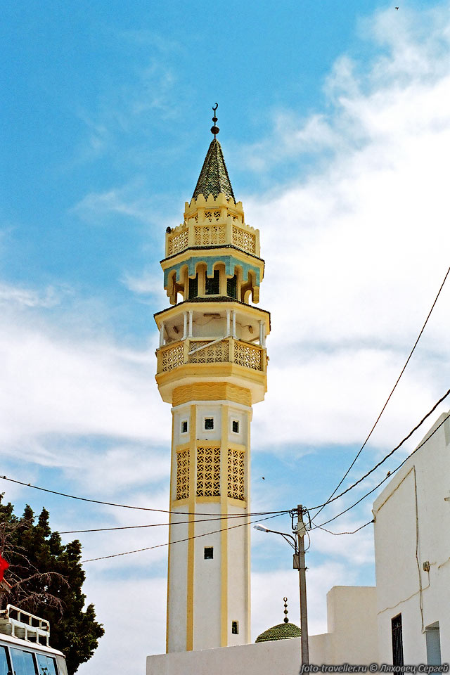Минарет мечети в городе Загван