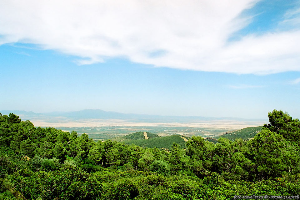 Горы составляющие северо-восточный край Тунисского хребта. Отрог 
Атласских гор. 
Северная полоса Туниса своей зеленью сильно отличается от пустынной южной части.