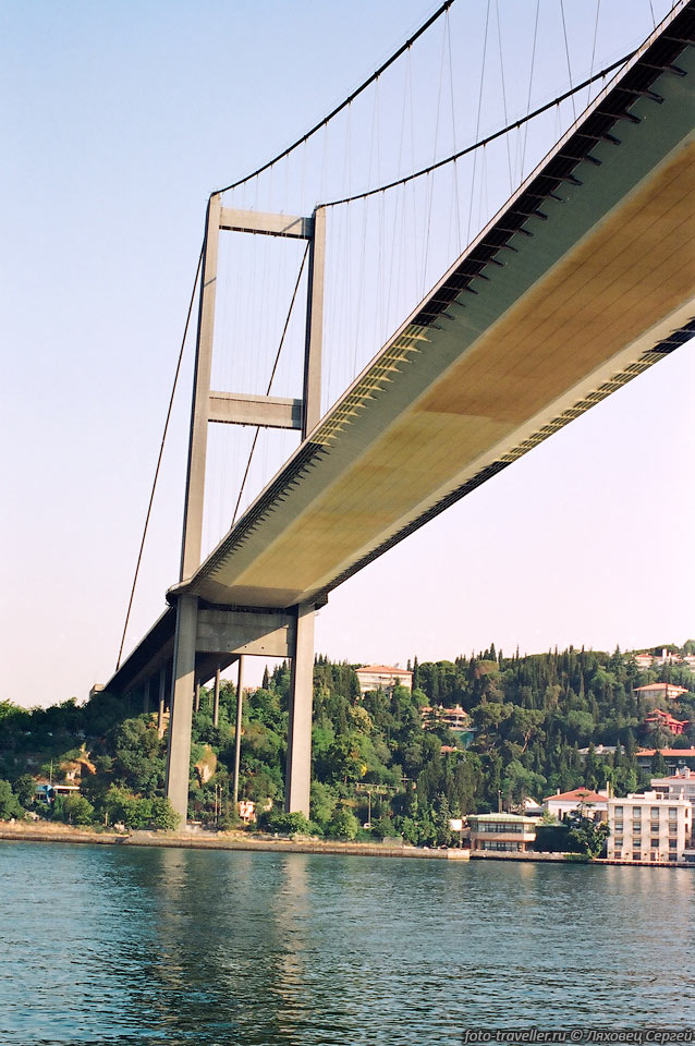 Один из очень длинных мостов через Босфор