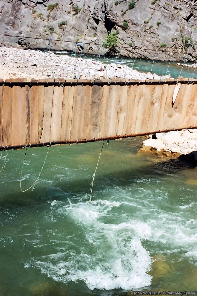 Порванный высокой водой подвесной мост